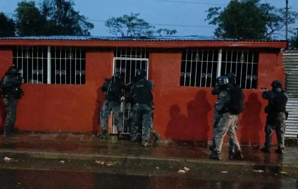 Posadas: murió un joven tras ingerir una bolsita durante un allanamiento. Fotografía editorial relacionada con muerte durante allanamiento en Posadas. publicada en Novedades Web